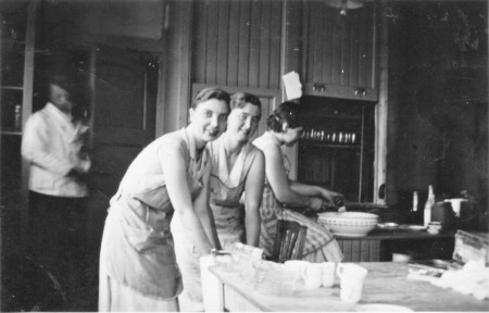 HVB FO 00694  Duitse keukenhulpen bij hotel Nassau-Bergen (1)